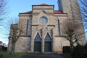 Von außen sieht man das derzeitige Fenster-Provisorium - dahinter die Vermauerung.